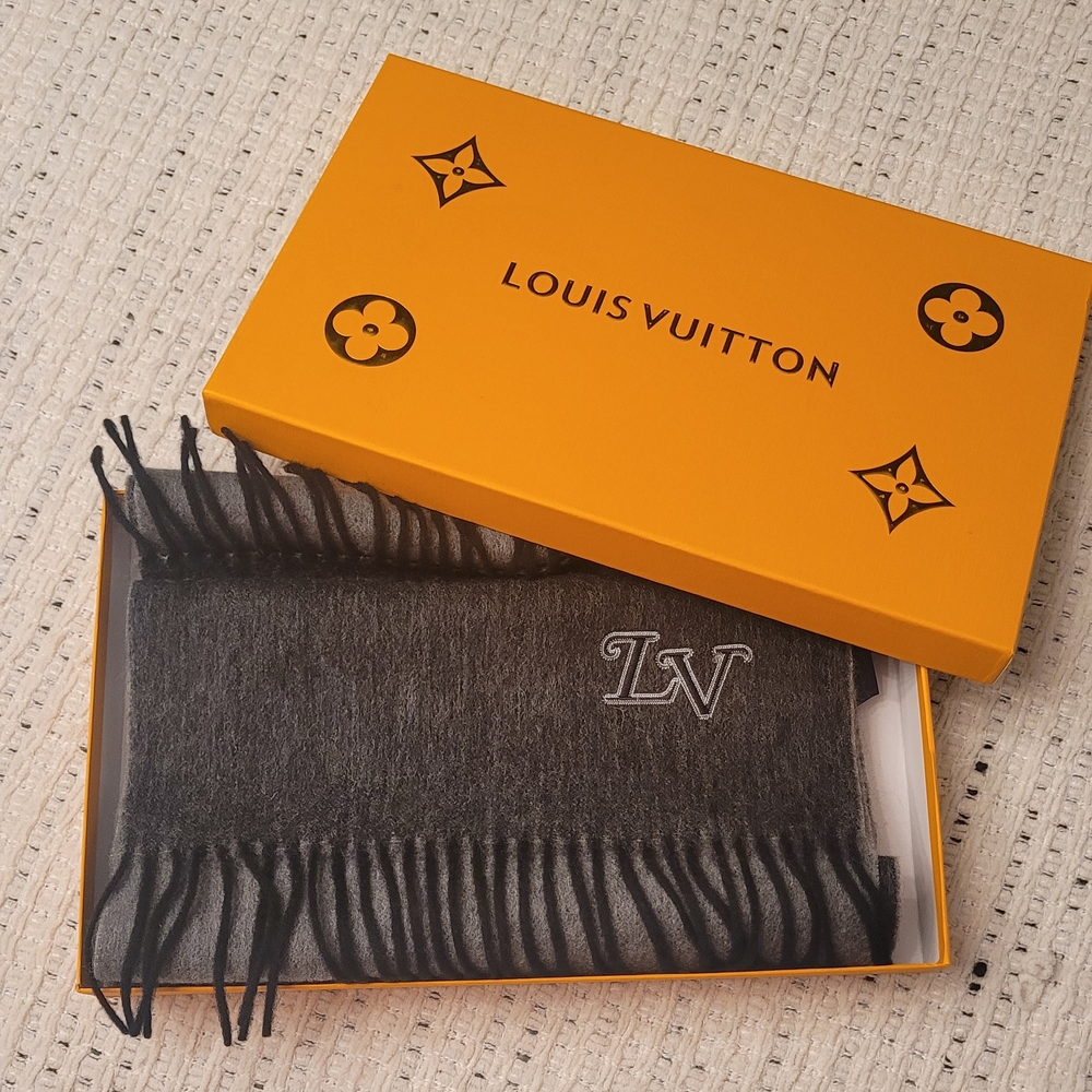 🌲Louis Vuitton Gray Scarf✨️